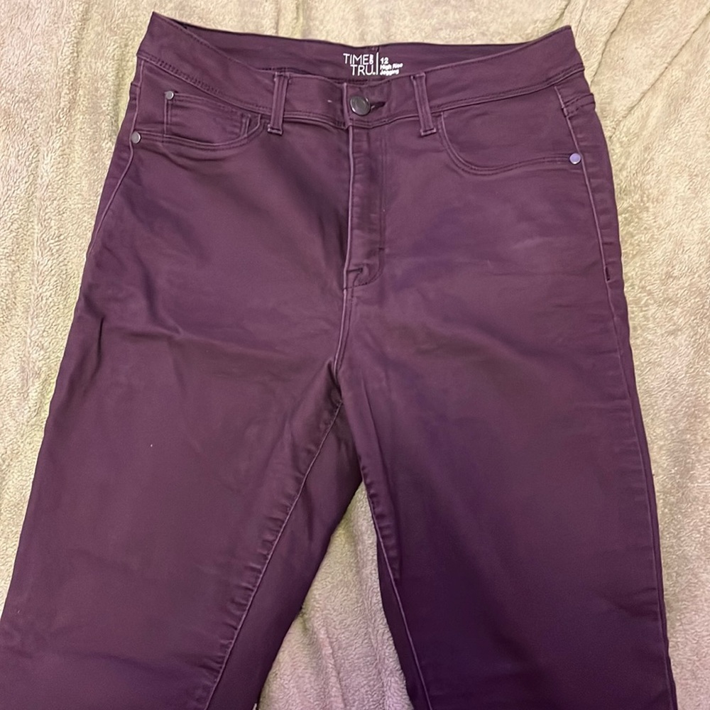 Cute burgundy skinny jeans 💋